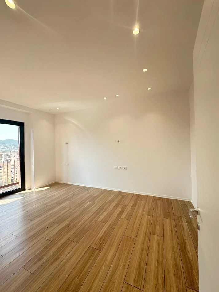 Tirane, jepet me qera apartament 3+1 Kati 3, 160 m² 1.600 € (Garden Building)