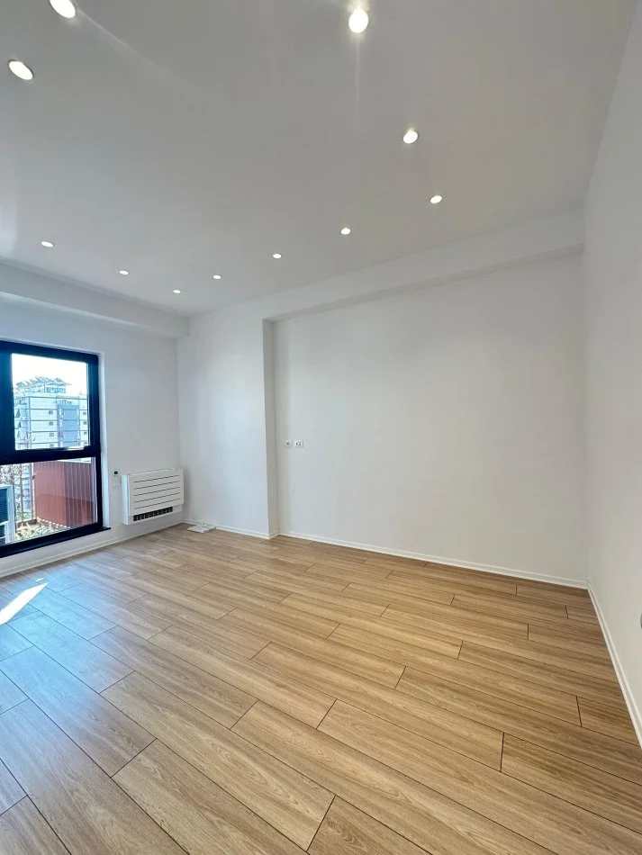 Tirane, jepet me qera apartament 3+1 Kati 3, 160 m² 1.600 € (Garden Building)