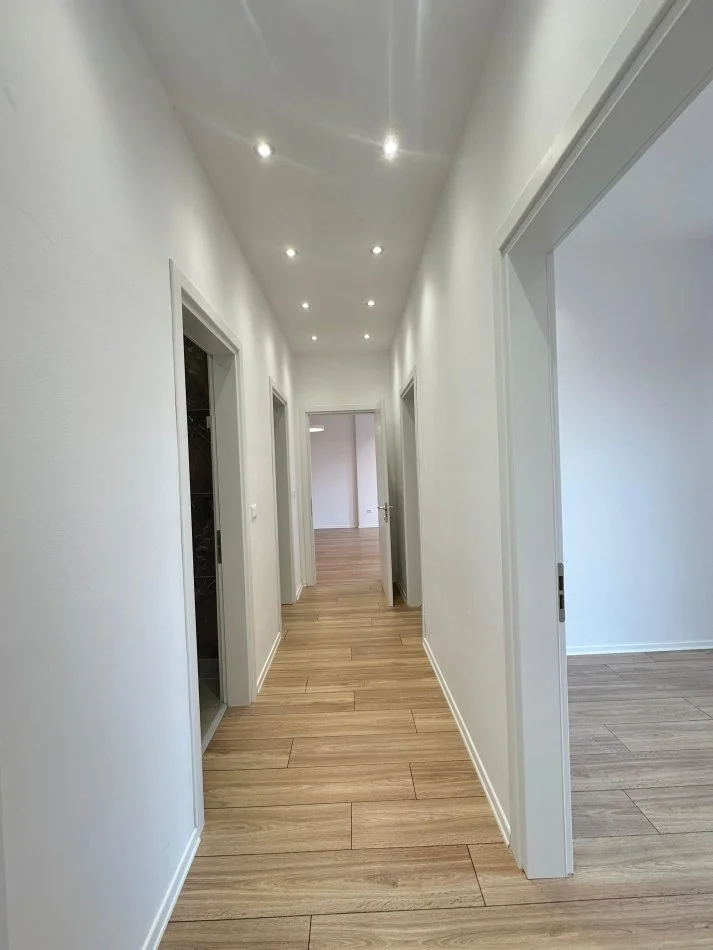 Tirane, jepet me qera apartament 3+1 Kati 3, 160 m² 1.600 € (Garden Building)