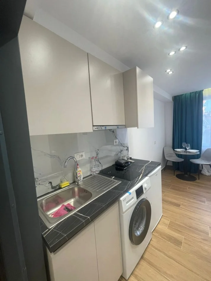 Tirane, shitet vetem 1 dhome 4+1 Kati 4, 100 m² 330.000 € (Bllok)