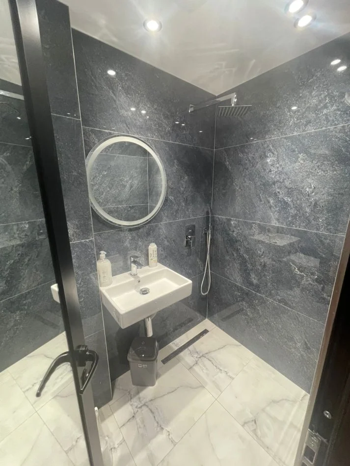 Tirane, shitet vetem 1 dhome 4+1 Kati 4, 100 m² 330.000 € (Bllok)