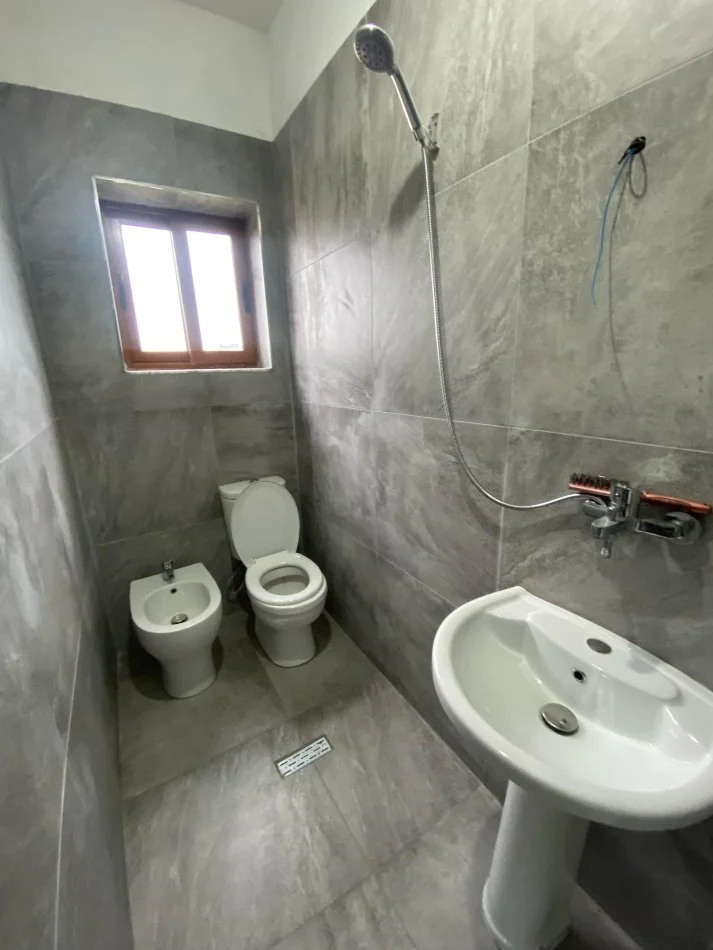 Durres, jepet me qera Vile 2+1 Kati 2, 145 m² 300 € (Apartamenti ndodhet ne hyrje te Durresit)