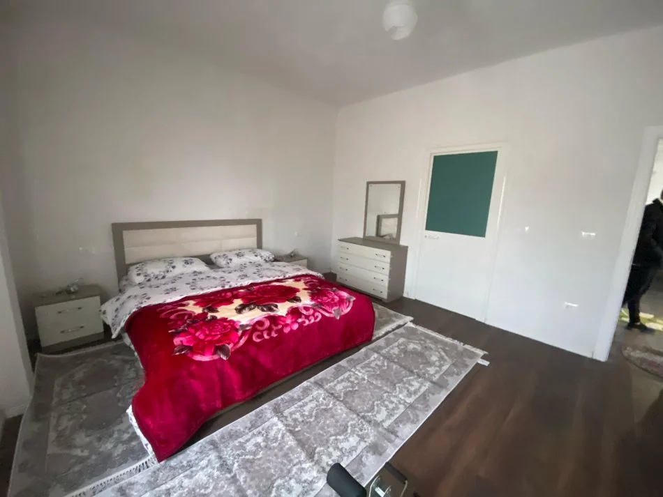 Durres, jepet me qera Vile 2+1 Kati 2, 145 m² 300 € (Apartamenti ndodhet ne hyrje te Durresit)