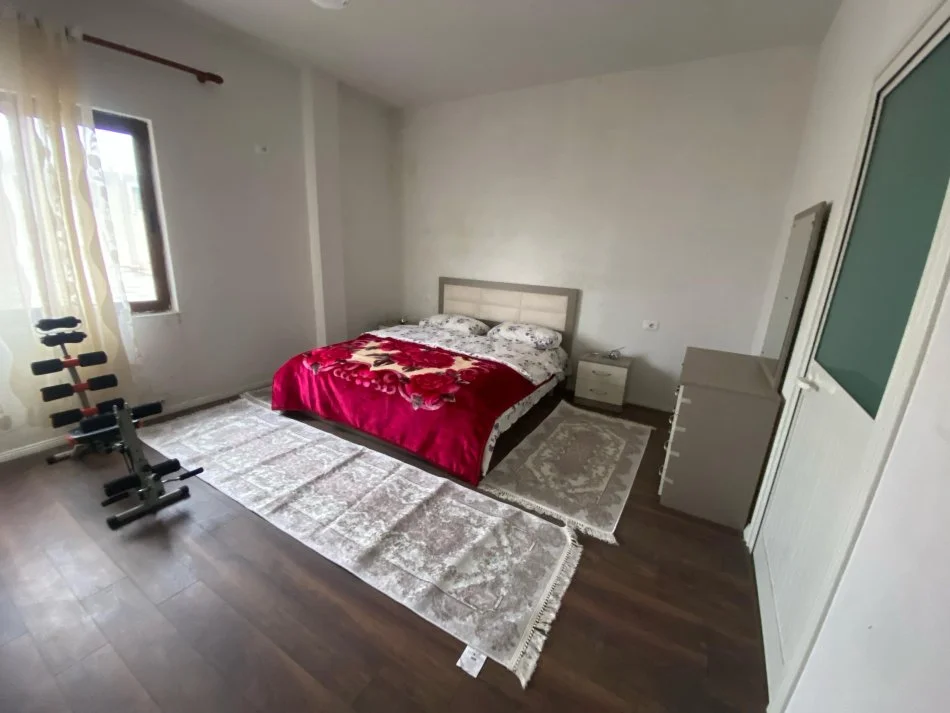 Durres, jepet me qera Vile 2+1 Kati 2, 145 m² 300 € (Apartamenti ndodhet ne hyrje te Durresit)