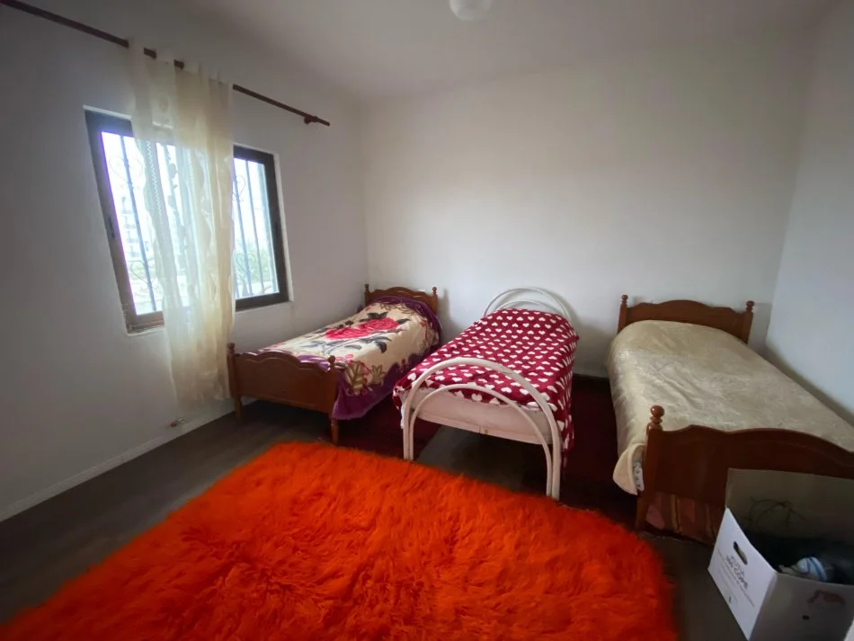 Durres, jepet me qera Vile 2+1 Kati 2, 145 m² 300 € (Apartamenti ndodhet ne hyrje te Durresit)