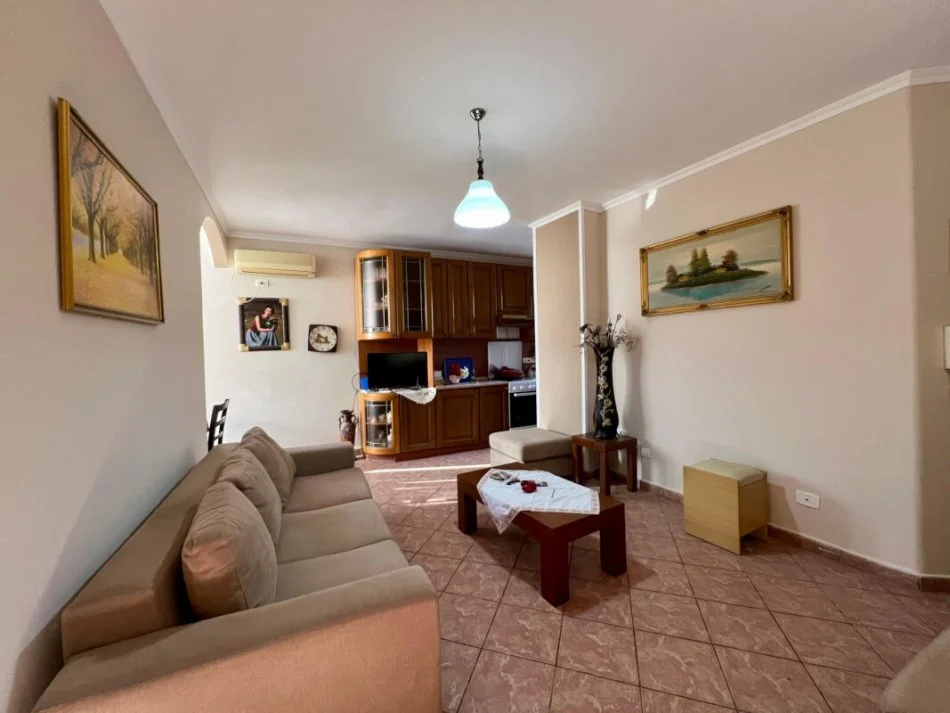 Tirane, jepet me qera apartament 2+1 Kati 3, (Rruga Ferit Xhajko)