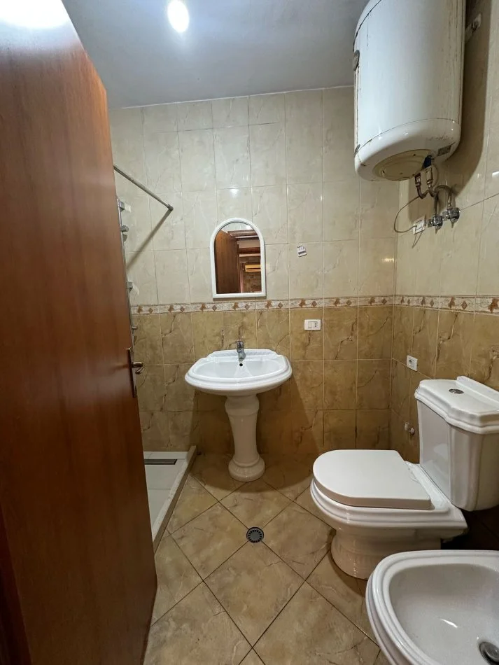 Tirane, shitet apartament 2+1+Ballkon Kati 4, 99 m² 180.000 € (Ndre Mjeda, prane Kompleksit Magnet)