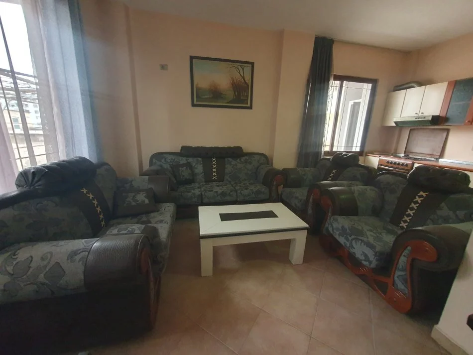Tirane, jepet me qera apartament 2+1+Ballkon Kati 1, 100 m² 400 € (Qytet studenti)
