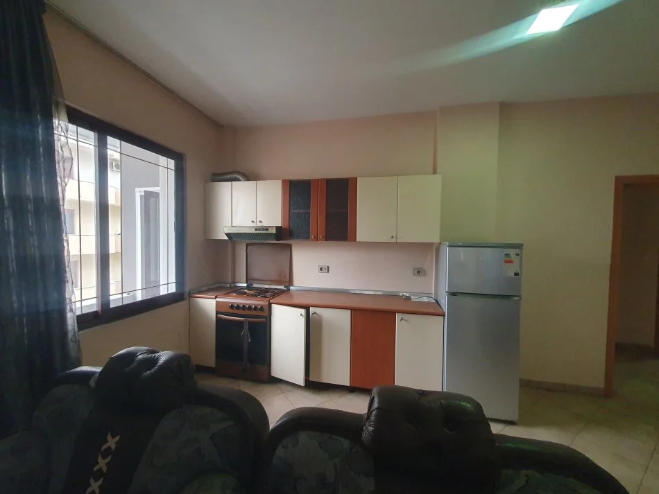Tirane, jepet me qera apartament 2+1+Ballkon Kati 1, 100 m² 400 € (Qytet studenti)