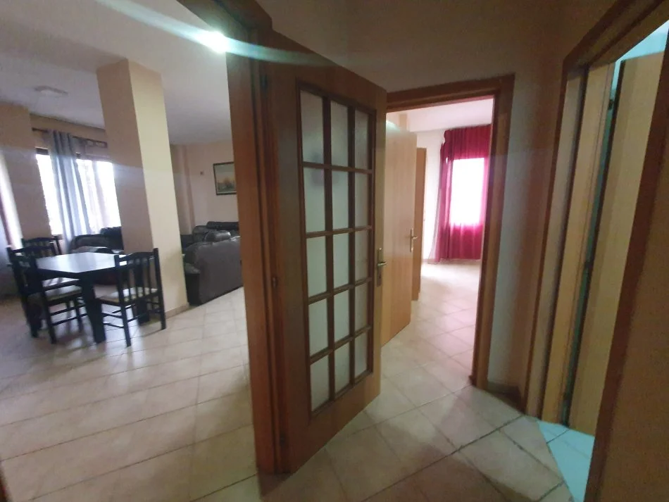 Tirane, jepet me qera apartament 2+1+Ballkon Kati 1, 100 m² 400 € (Qytet studenti)