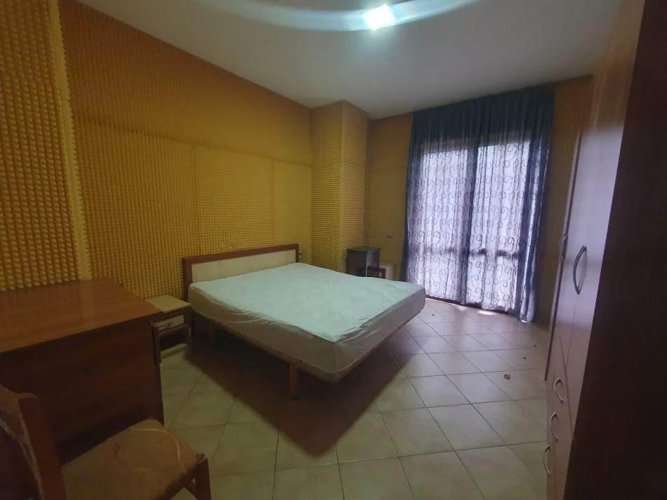 Tirane, jepet me qera apartament 2+1+Ballkon Kati 1, 100 m² 400 € (Qytet studenti)