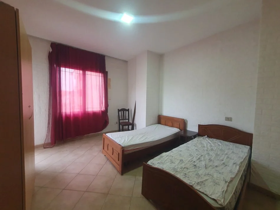 Tirane, jepet me qera apartament 2+1+Ballkon Kati 1, 100 m² 400 € (Qytet studenti)