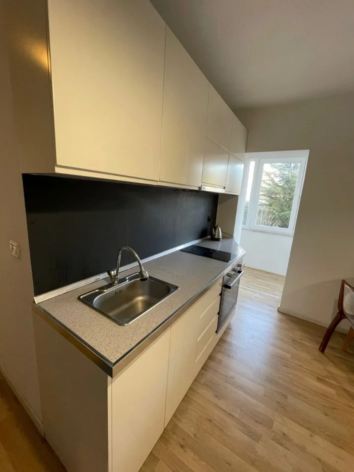 Tirane, jepet me qera apartament 1+1+Ballkon Kati 4, 60 m² 550 € (Rr. e Elbasanit)