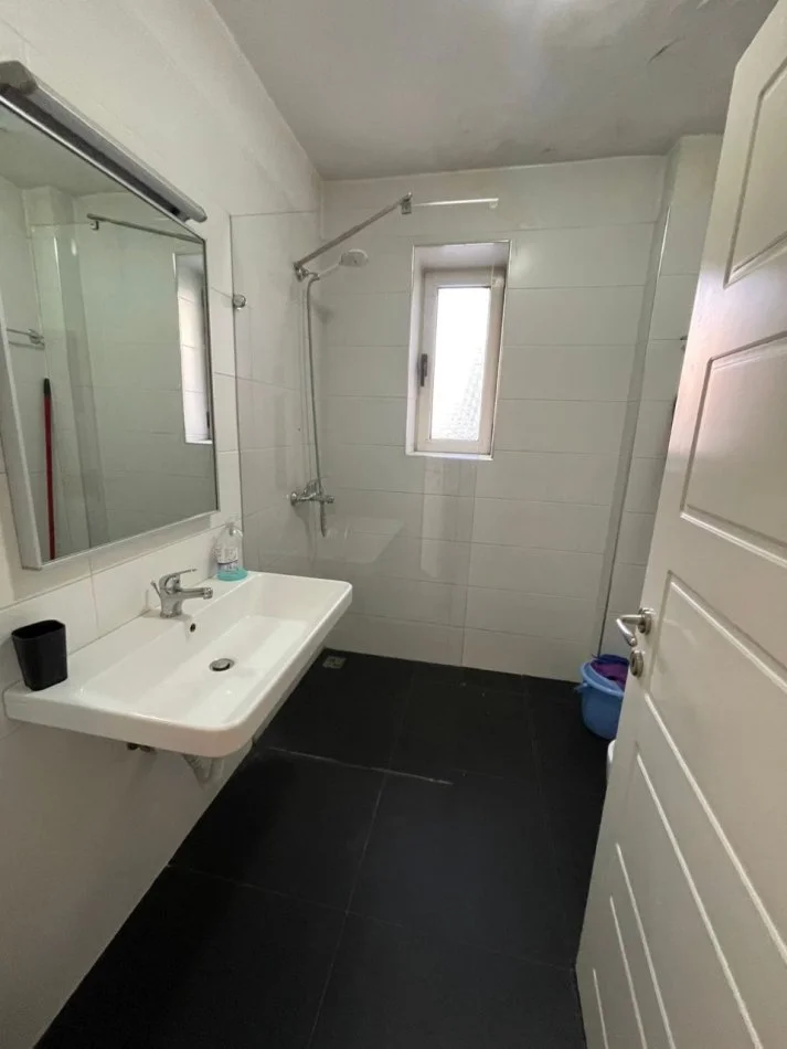 Tirane, jepet me qera apartament 1+1+Ballkon Kati 4, 60 m² 550 € (Rr. e Elbasanit)