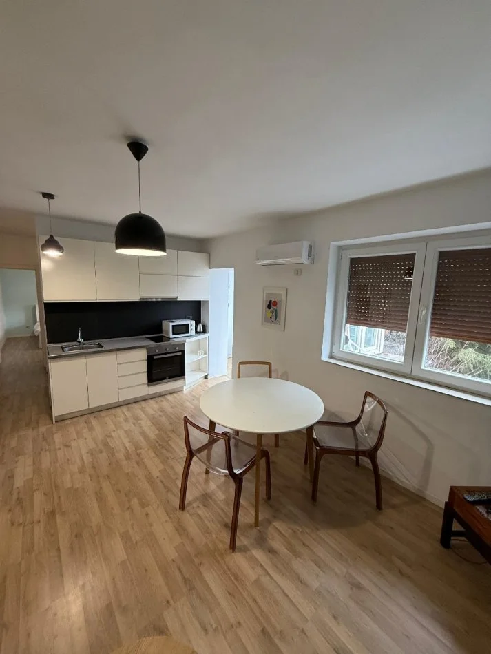 Tirane, jepet me qera apartament 1+1+Ballkon Kati 4, 60 m² 550 € (Rr. e Elbasanit)