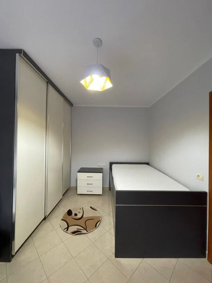 Tirane, jepet me qera apartament 2+1+Ballkon Kati 4, 100 m² 750 € (Komuna e Parisit)