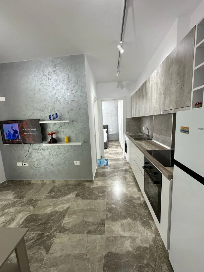 Vlore, jepet me qera apartament 1+1 Kati 1, 55 m² 400 € (Vilat e Enverit) RV49857