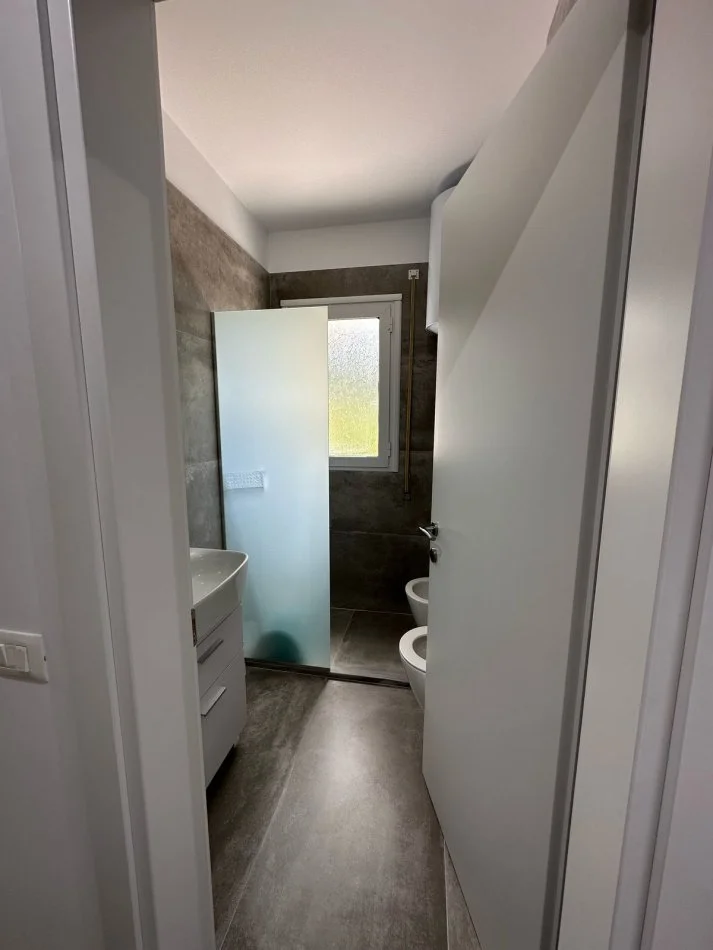 Vlore, jepet me qera apartament 1+1 Kati 1, 55 m² 400 € (Vilat e Enverit) RV49857