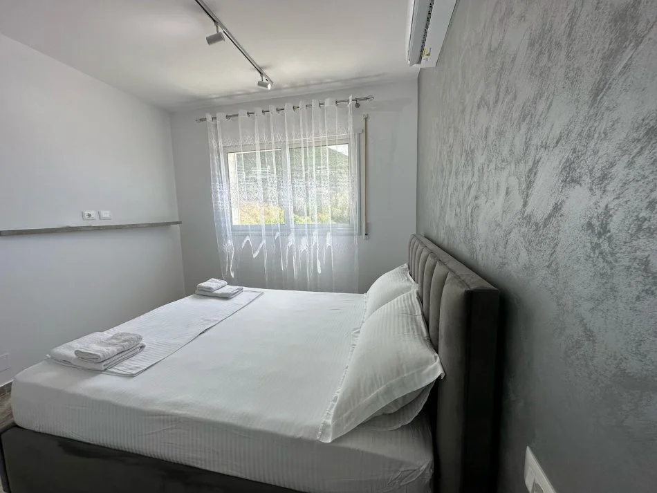 Vlore, jepet me qera apartament 1+1 Kati 1, 55 m² 400 € (Vilat e Enverit) RV49857