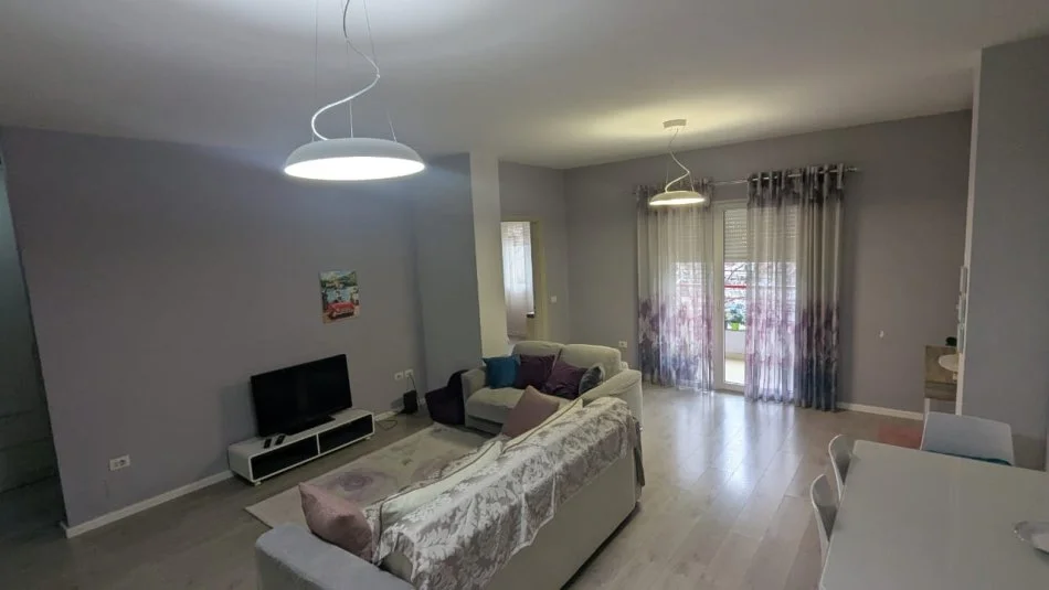 Tirane, jepet me qera apartament 1+1+Ballkon Kati 2, 71 m² 600 € (Rruga Jordan Misja)
