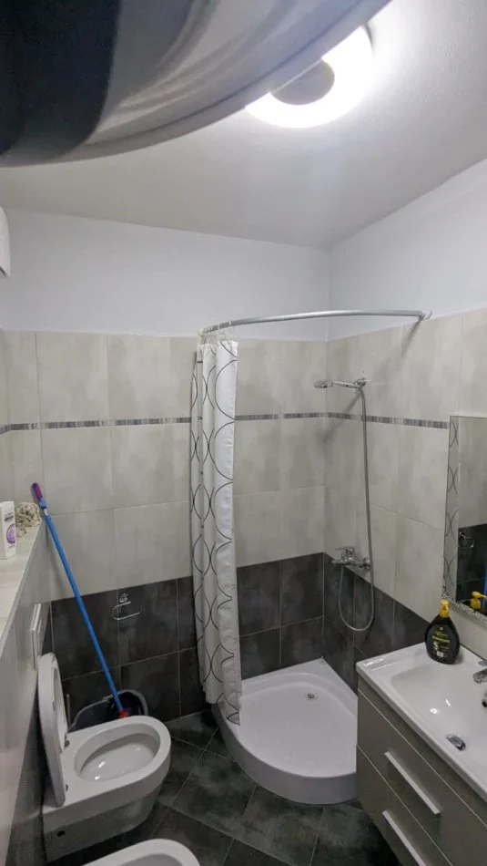 Tirane, jepet me qera apartament 1+1+Ballkon Kati 2, 71 m² 600 € (Rruga Jordan Misja)