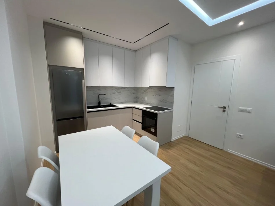 Tirane, jepet me qera apartament 2+1+Ballkon Kati 3, 100 m² 750 € (PORCELAN)