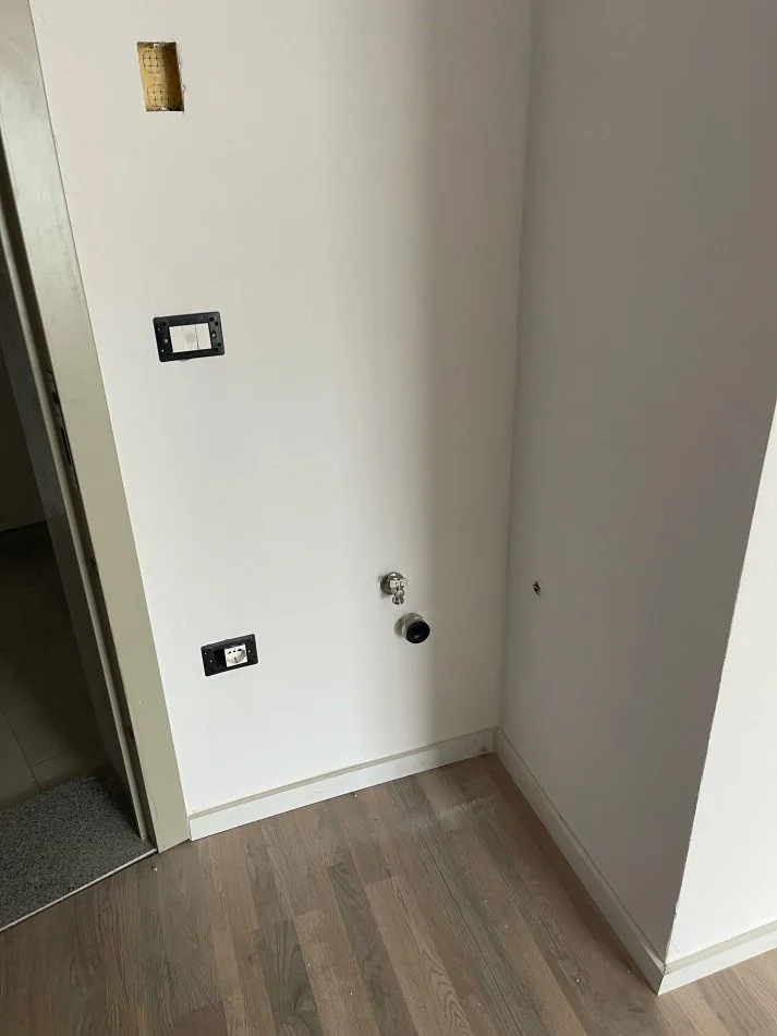 Tirane, shitet apartament 1+1+Ballkon Kati 5, 65 m² 115.000 € (Ish Fusha e Aviacionit)