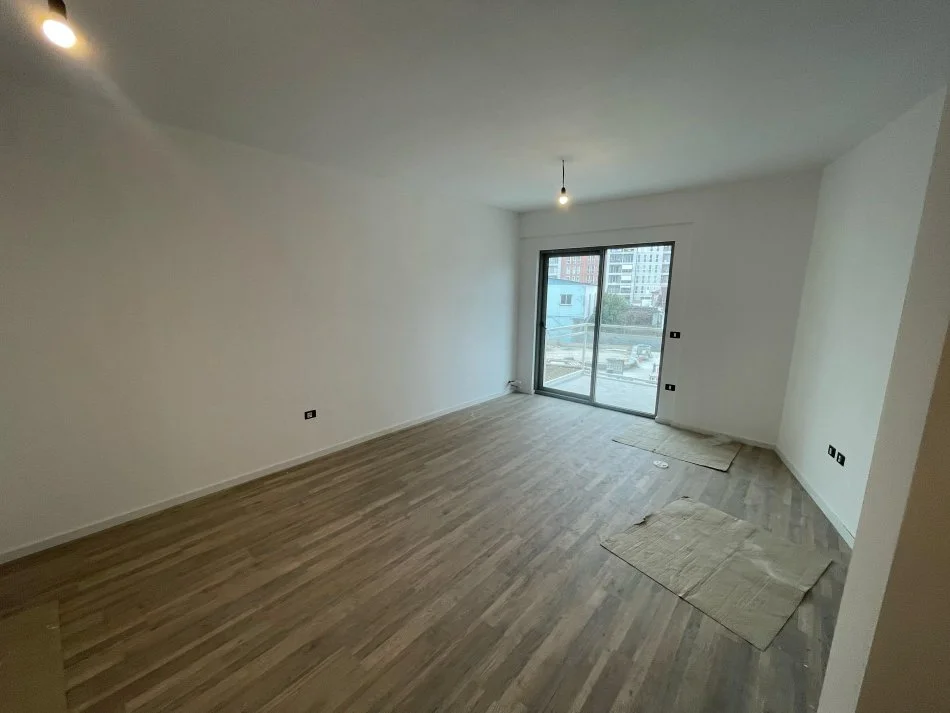 Tirane, shitet apartament 1+1+Ballkon Kati 5, 65 m² 115.000 € (Ish Fusha e Aviacionit)