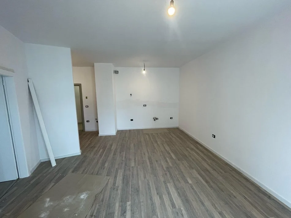 Tirane, shitet apartament 1+1+Ballkon Kati 5, 65 m² 115.000 € (Ish Fusha e Aviacionit)
