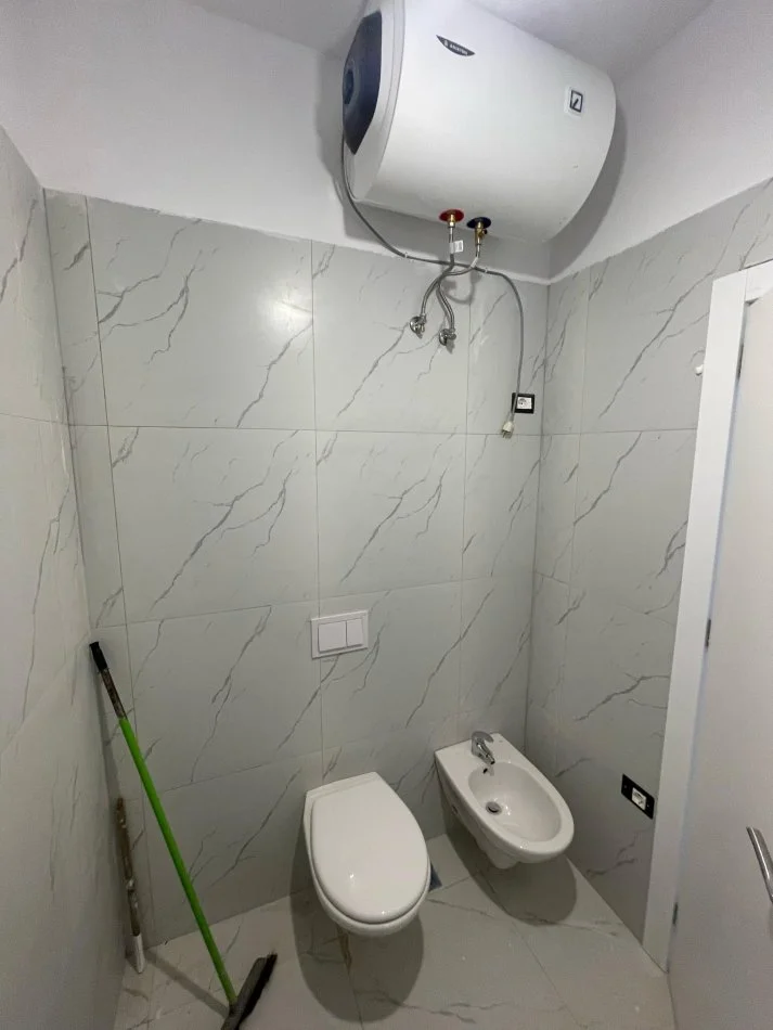 Tirane, shitet apartament 1+1+Ballkon Kati 5, 65 m² 115.000 € (Ish Fusha e Aviacionit)