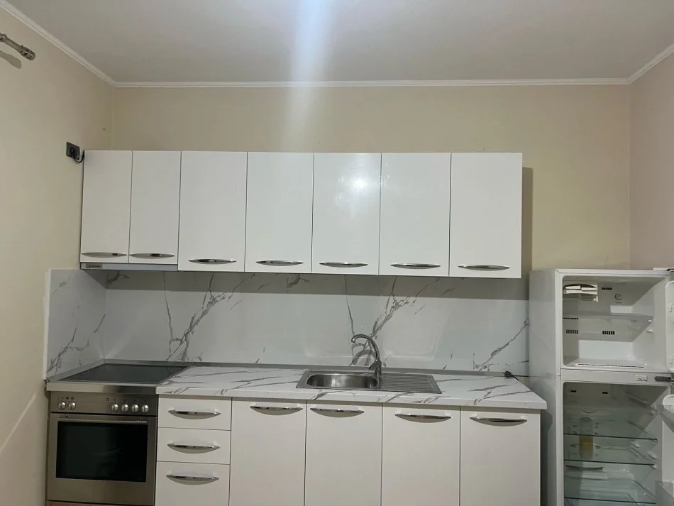Tirane, jepet me qera apartament 1+1 Kati 2, 320 € (laprake prane gjykates)