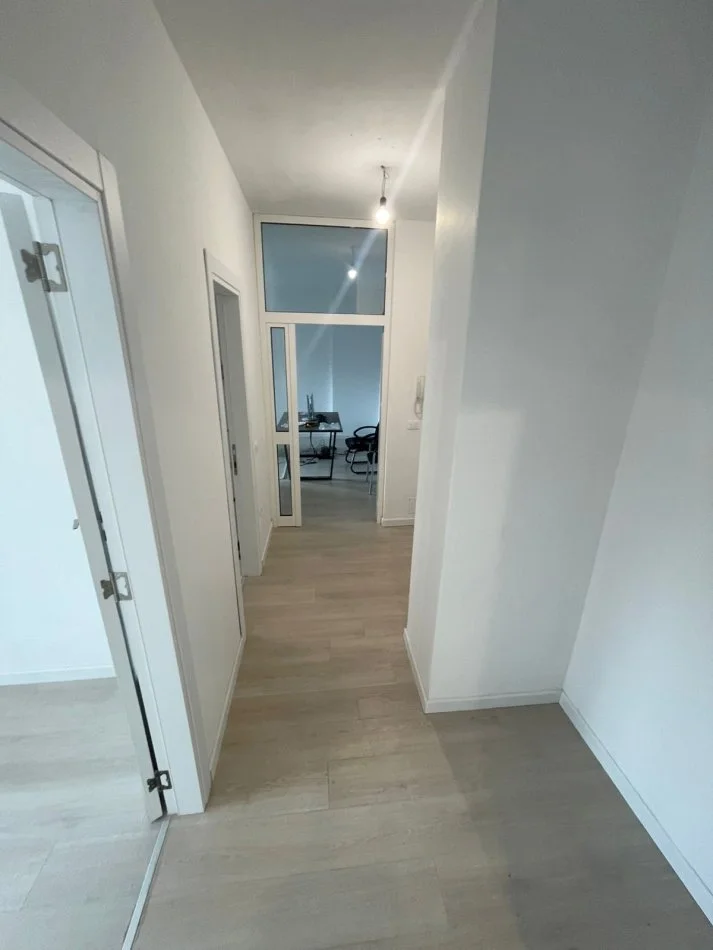 Tirane, jepet me qera apartament 3+1+Ballkon Kati 1, 100 m² 699 € (21 Dhjetori)