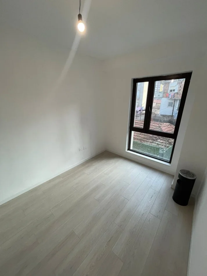 Tirane, jepet me qera apartament 3+1+Ballkon Kati 1, 100 m² 699 € (21 Dhjetori)