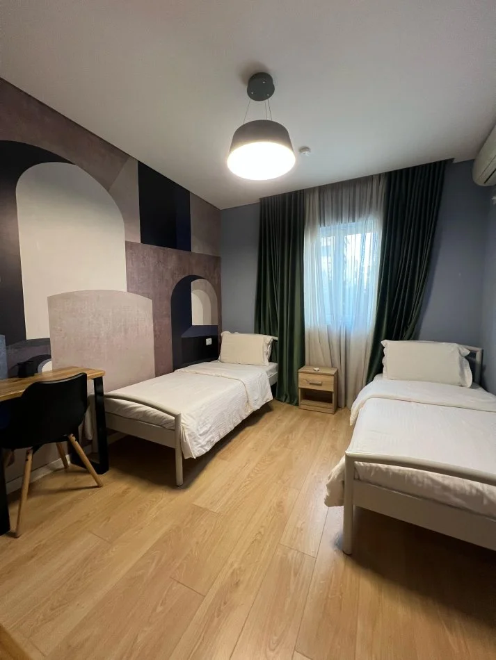 Tirane, jepet me qera apartament 2+1+Ballkon Kati 1, 80 m² 1.000 € (Rruga Ibrahim Rugova 8)