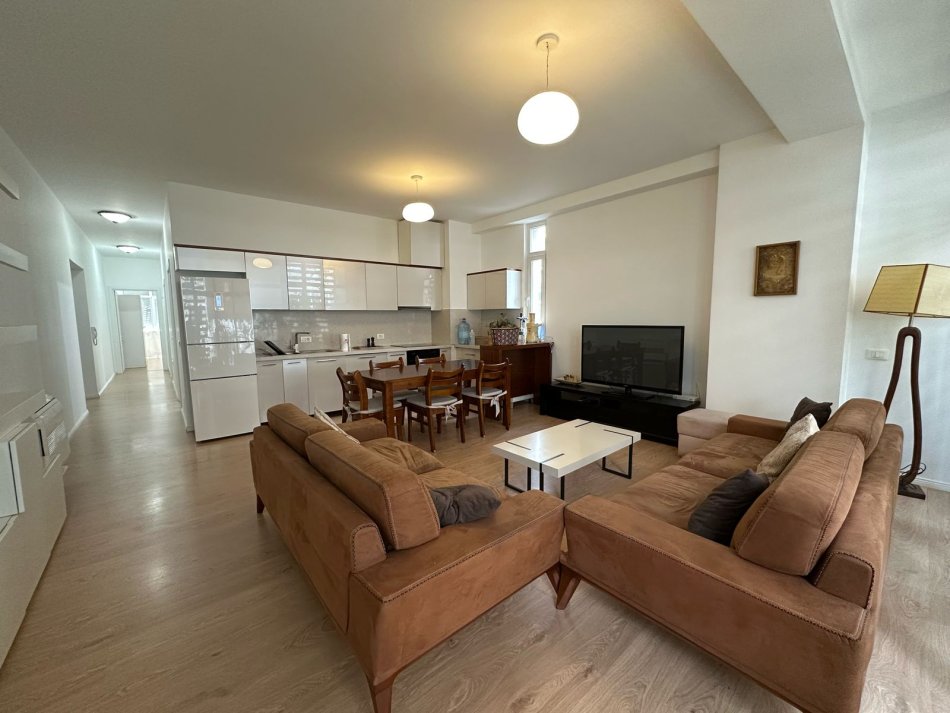 Tirane, jepet me qera apartament 3+1+Aneks+Ballkon Kati 2, 140 m² 1.200 € (Kompleksi Kika 2, Komuna e Parisit)