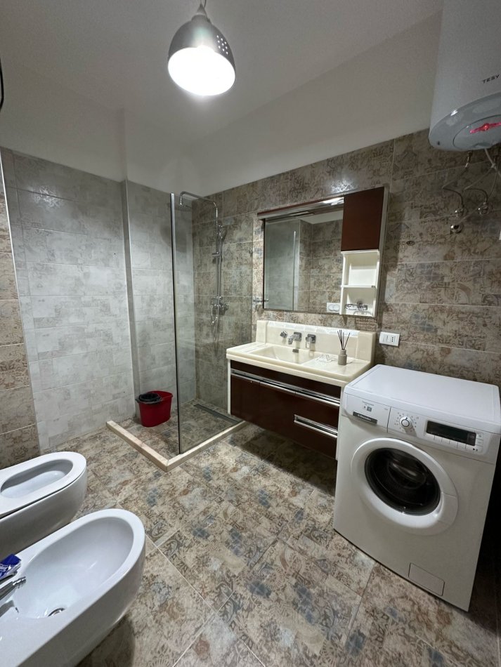 Tirane, jepet me qera apartament 3+1+Aneks+Ballkon Kati 2, 140 m² 1.200 € (Kompleksi Kika 2, Komuna e Parisit)