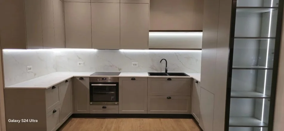 Tirane, jepet me qera apartament 2+1+Ballkon Kati 5, 125 m² 1.200 € (Kompleksi Deliorgji)