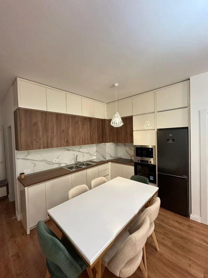 Tirane, jepet me qera apartament 2+1+Ballkon Kati 5, 110 m² 1.200 € (Parku Olimpik)