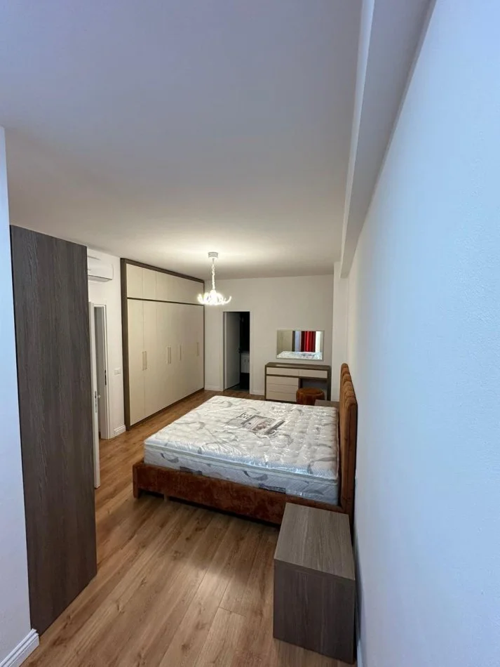 Tirane, jepet me qera apartament 2+1+Ballkon Kati 5, 110 m² 1.200 € (Parku Olimpik)