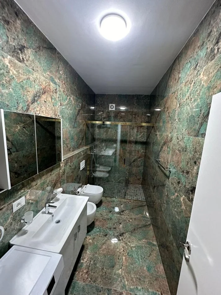 Tirane, jepet me qera apartament 2+1+Ballkon Kati 5, 110 m² 1.200 € (Parku Olimpik)