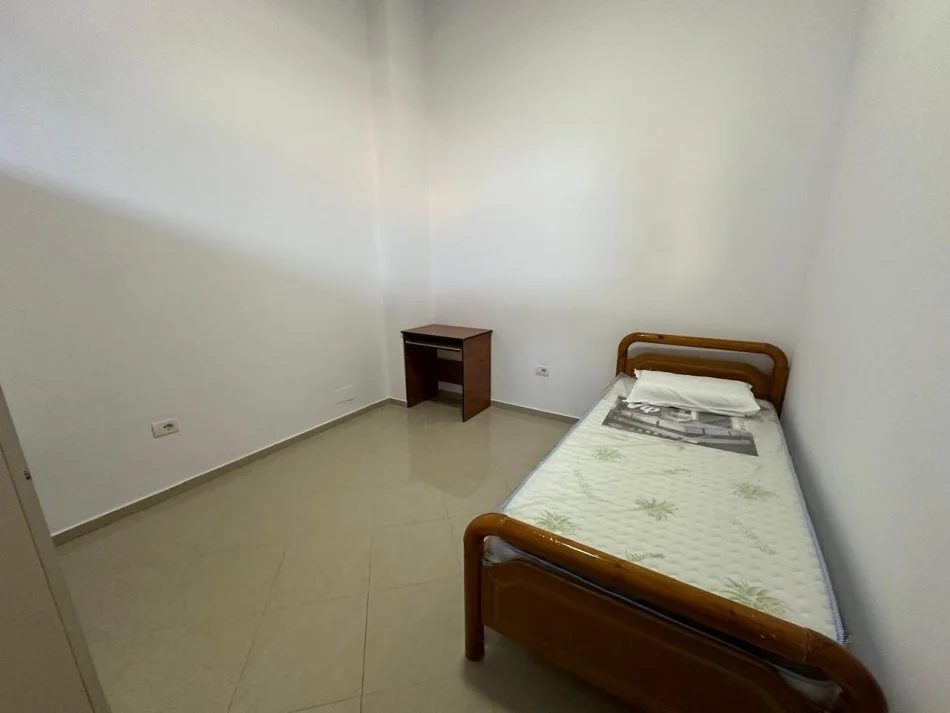 Tirane, jepet me qera apartament 2+1 Kati 0, 60 m² 560 € (Rruga e Barrikadave, perballe Gjimnazit Sami Frasheri.)