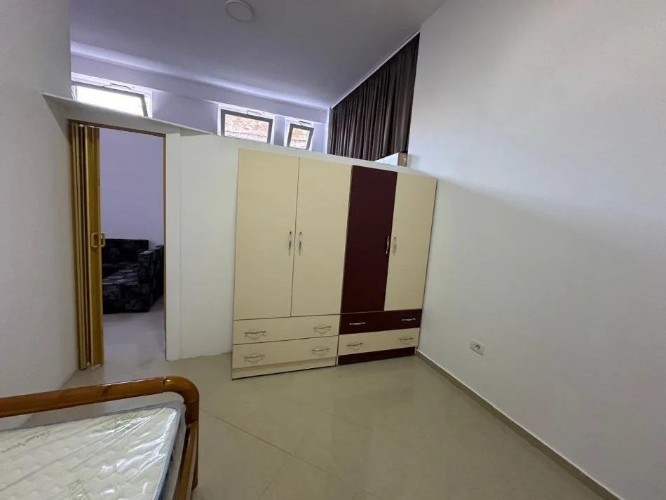 Tirane, jepet me qera apartament 2+1 Kati 0, 60 m² 560 € (Rruga e Barrikadave, perballe Gjimnazit Sami Frasheri.)