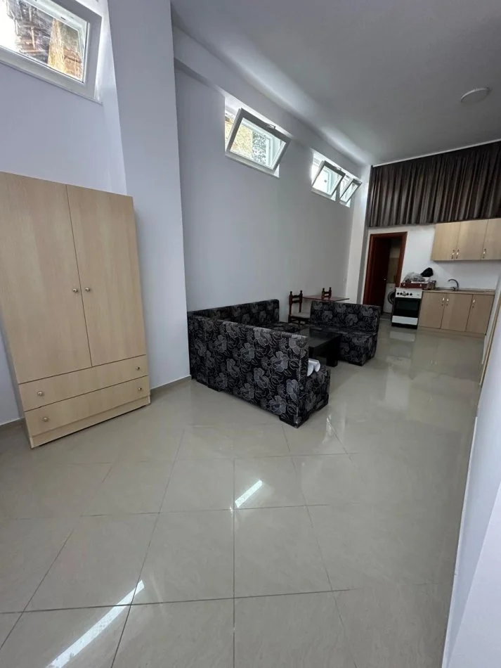 Tirane, jepet me qera apartament 2+1 Kati 0, 60 m² 560 € (Rruga e Barrikadave, perballe Gjimnazit Sami Frasheri.)