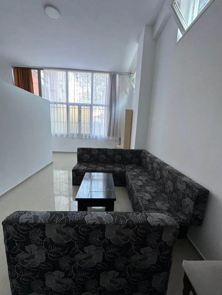 Tirane, jepet me qera apartament 2+1 Kati 0, 60 m² 560 € (Rruga e Barrikadave, perballe Gjimnazit Sami Frasheri.)