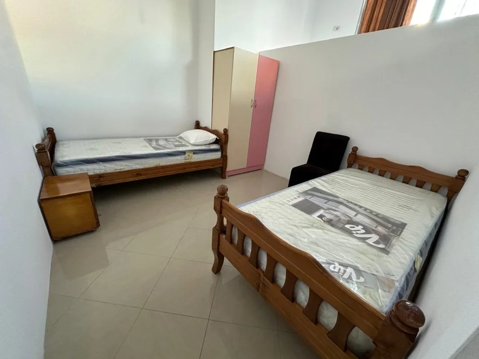 Tirane, jepet me qera apartament 2+1 Kati 0, 60 m² 560 € (Rruga e Barrikadave, perballe Gjimnazit Sami Frasheri.)