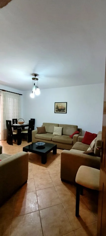 Tirane, jepet me qera 3+1 , 550 € (rruge e durrsit)