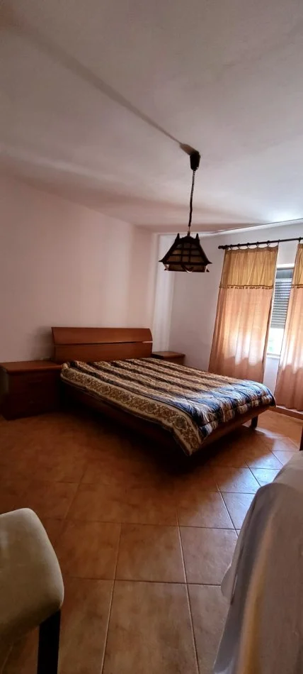 Tirane, jepet me qera 3+1 , 550 € (rruge e durrsit)