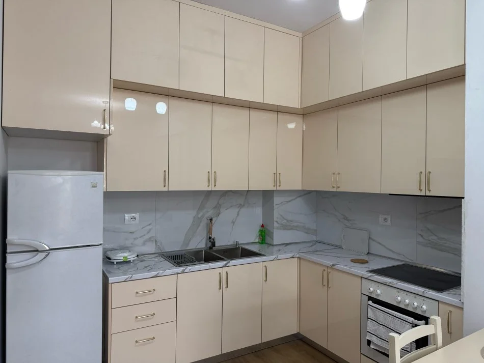 Tirane, jepet me qera apartament 1+1+Ballkon Kati 5, 61 m² 450 € (Ali Demi)
