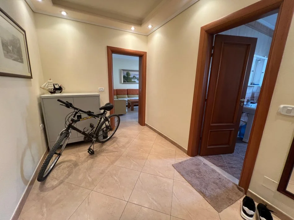 Vlore, jepet me qera apartament 2+1+Ballkon Kati 4, 84 m² 300 € (Blv.Ismail Qemali)