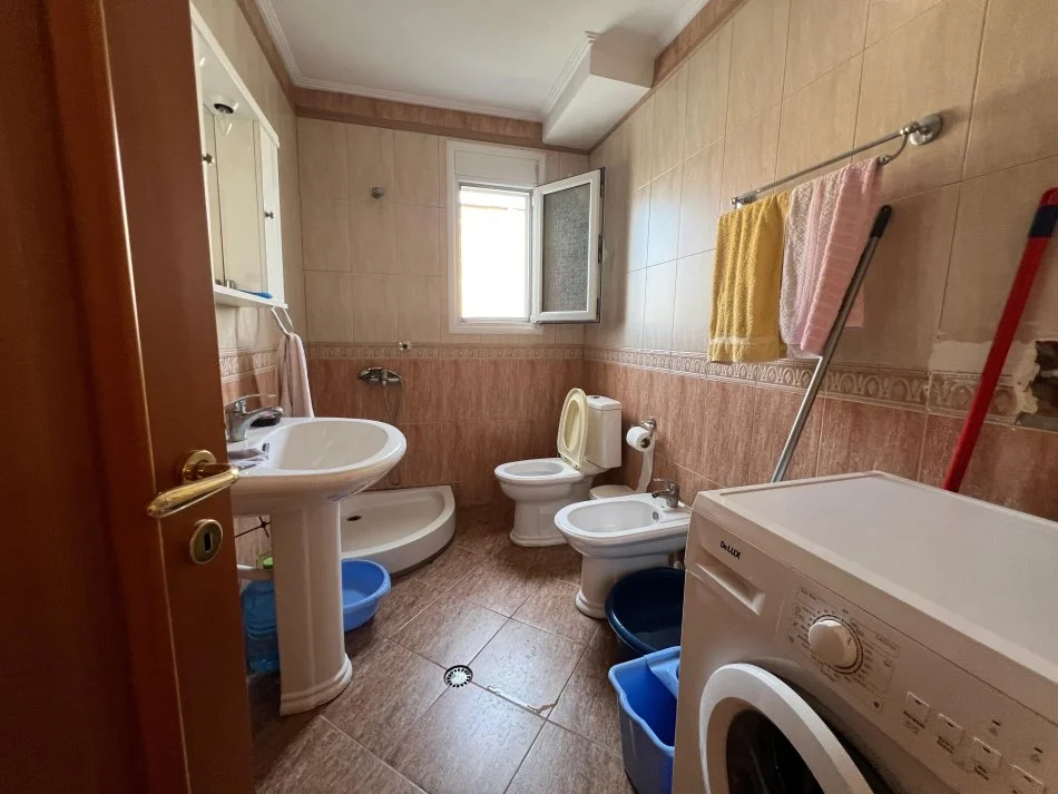 Vlore, jepet me qera apartament 2+1+Ballkon Kati 4, 84 m² 300 € (Blv.Ismail Qemali)